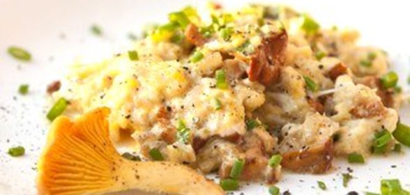 Омлет с лисичками и зеленым луком