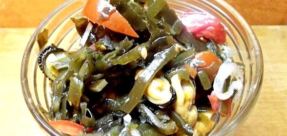 Салат из морской капусты с морепродуктами