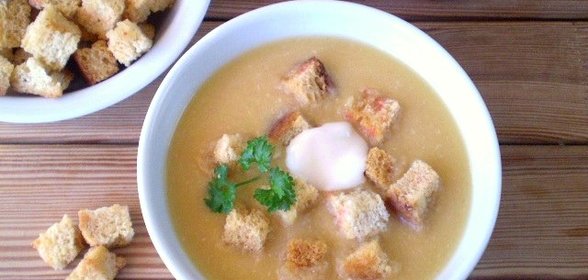 Гороховый суп-пюре с гренками