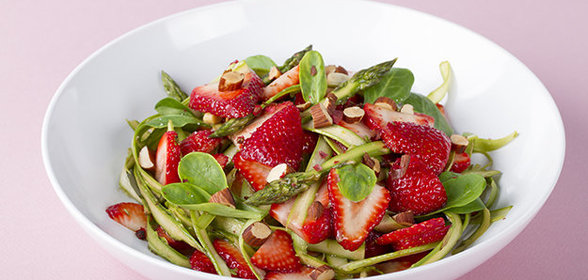 Салат с клубникой и спаржей