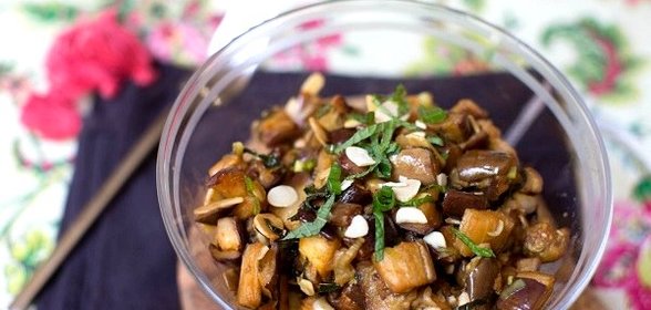 Салат из запеченных баклажанов