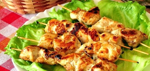 Куриные шашлычки на шпажках на сковороде