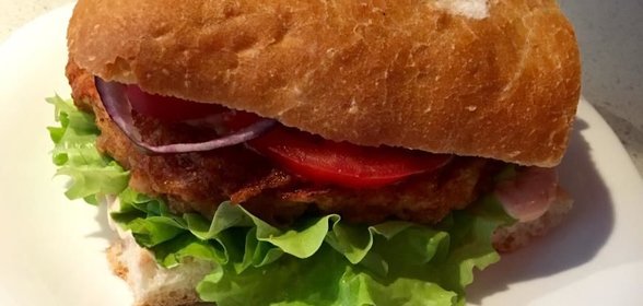 Бургер с куриной грудкой и коктейльным соусом