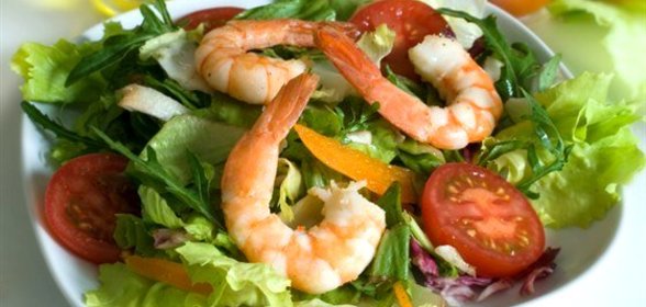 Легкий салат с креветками