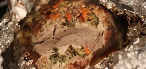 Свиной окорок, запеченный под горчичным соусом