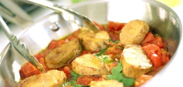 Соте из куриных грудок с томатами, маслинами и белым вином