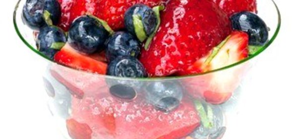 Ягодный салат с апельсиновым ликером и мятой