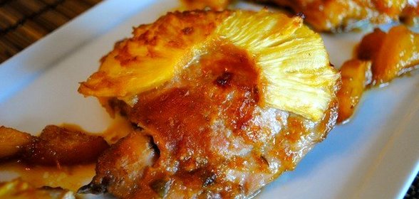 Ароматная курица, запеченая с ананасом и картофелем