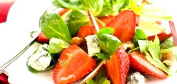 Салат из шпината, клубники и голубого сыра с малиновым винегретом