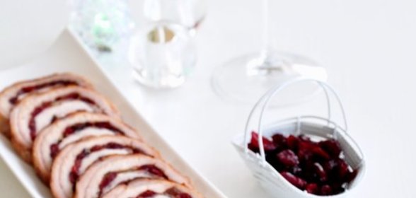 Рулет из свинины с вяленой клюквой и розмарином