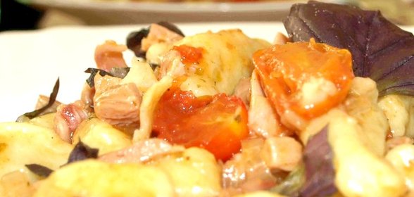 Картофельные ньокки (клецки) с помидорами черри и копченой курицей