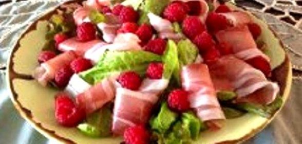 Салат летний с прошутто и малиной