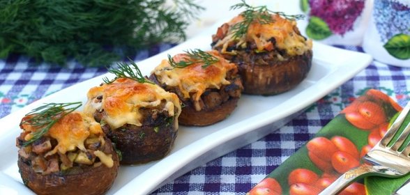 Шампиньоны фаршированные ветчиной и кабачками
