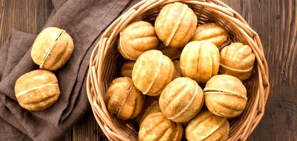 Орешки с варёной сгущёнкой