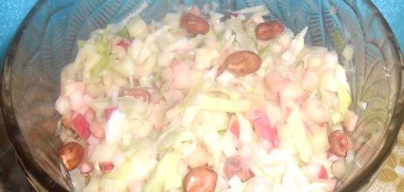 Фруктово-овощной салат с йогуртом и арахисом