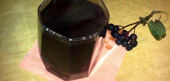 Компот из черноплодной рябины и слив