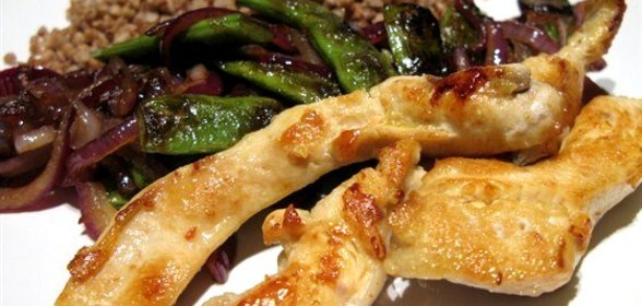 Куриное филе с зеленой фасолью и гречневой крупой