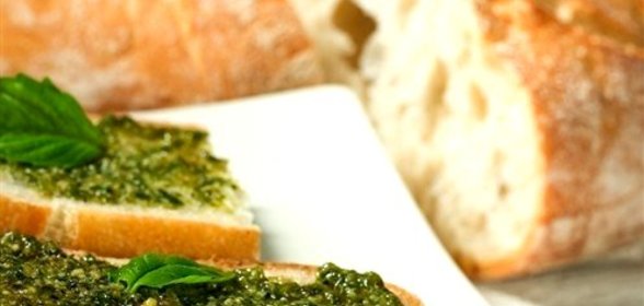Гренки с соусом песто