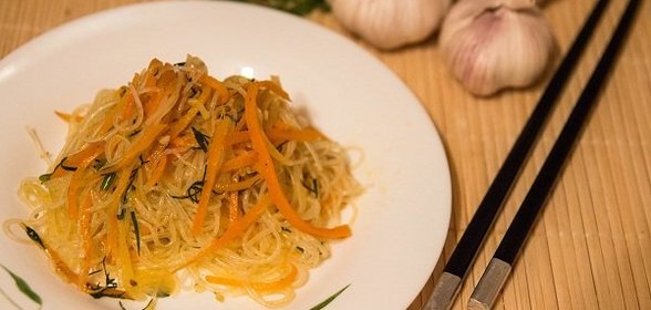 Острый салат с фунчозой