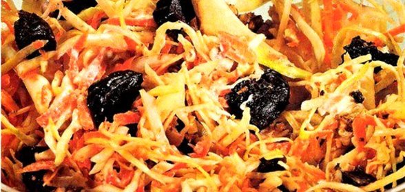 Капустный салат с черносливом и грецкими орехами