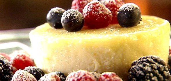 Лимонный манный пудинг с лесными ягодами