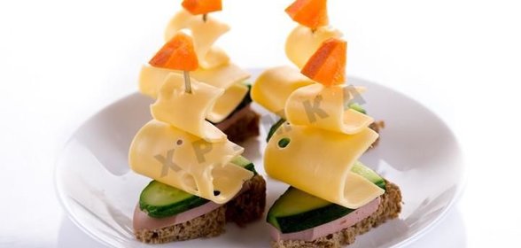 Кораблики канапе с сыром и колбасой на шпажках