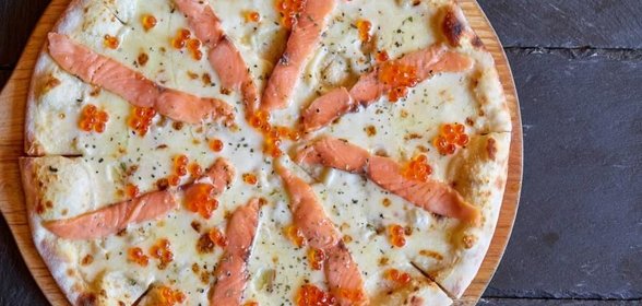 Пицца со слабосоленым лососем