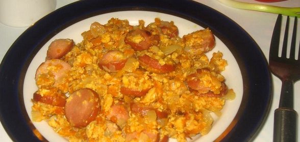Жареные сосиски с морковью луком и яйцом