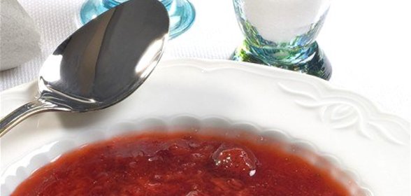 Компот из ревеня и клубники со свежей мятой