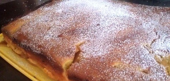 Шарлотка на творожном тесте с яблоками