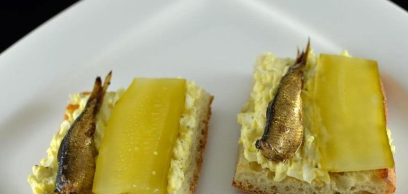 Бутерброды со шпротами и яйцом