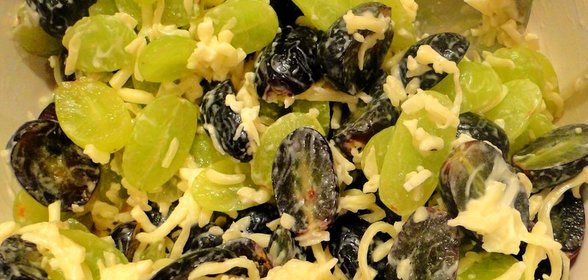 Салат с виноградом, и сыром, и чесноком