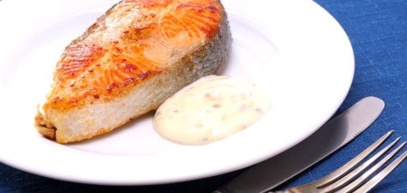 Закуска из лосося с соусом тартар и розовым перцем