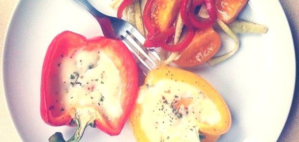 Яйца, запеченные в перце под моцареллой, и теплый овощной салат