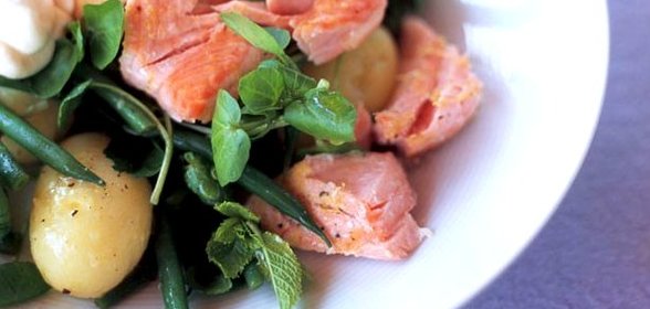Салат из запеченного лосося с кресс-салатом