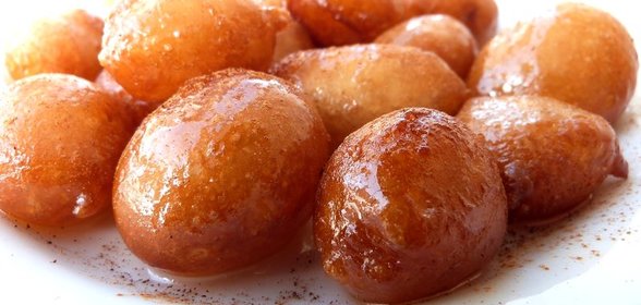 Сладкие пончики лукумадес (локма) в сиропе