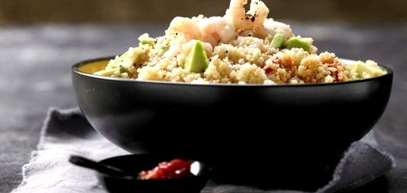 Острый салат с кускусом, креветками и авокадо