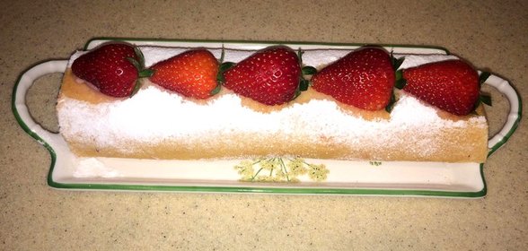 Бисквитный рулет с клубникой