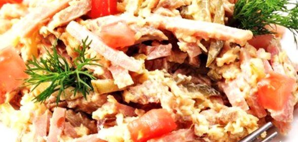 Салат из бекона с сыром, грецкими орехами и каперсами