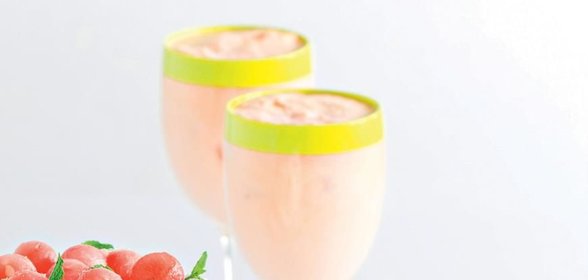Коктейль на кокосовом молоке с арбузом и огурцом