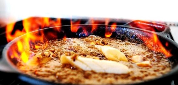 Жареные бананы с ромом и орехами