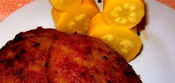 Золотистые котлеты из трех видов мяса