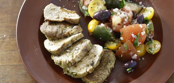 Свиное филе на гриле с салатом из помидоров