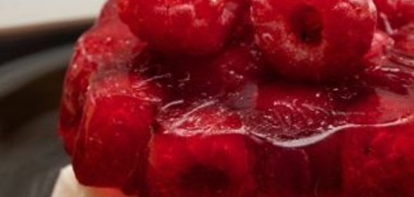 Малиновый десерт со сливками