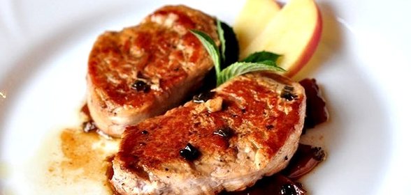 Свиная вырезка с яблоками и корицей