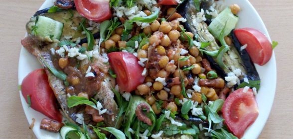 Филе морского окуня с нутом, осьминогами и баклажанами