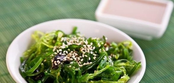 Простой салат из морской капусты