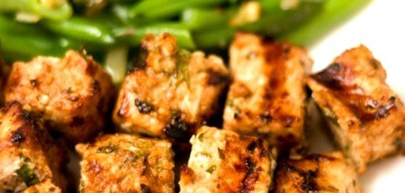 Жареная свинина с рыбным соусом и зеленой фасолью