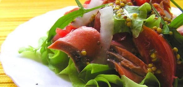 Теплый салат из лосося с медово-горчичной заправкой