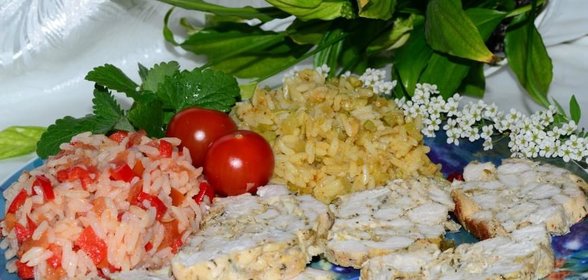 Куриный рулет с разноцветным рисом
